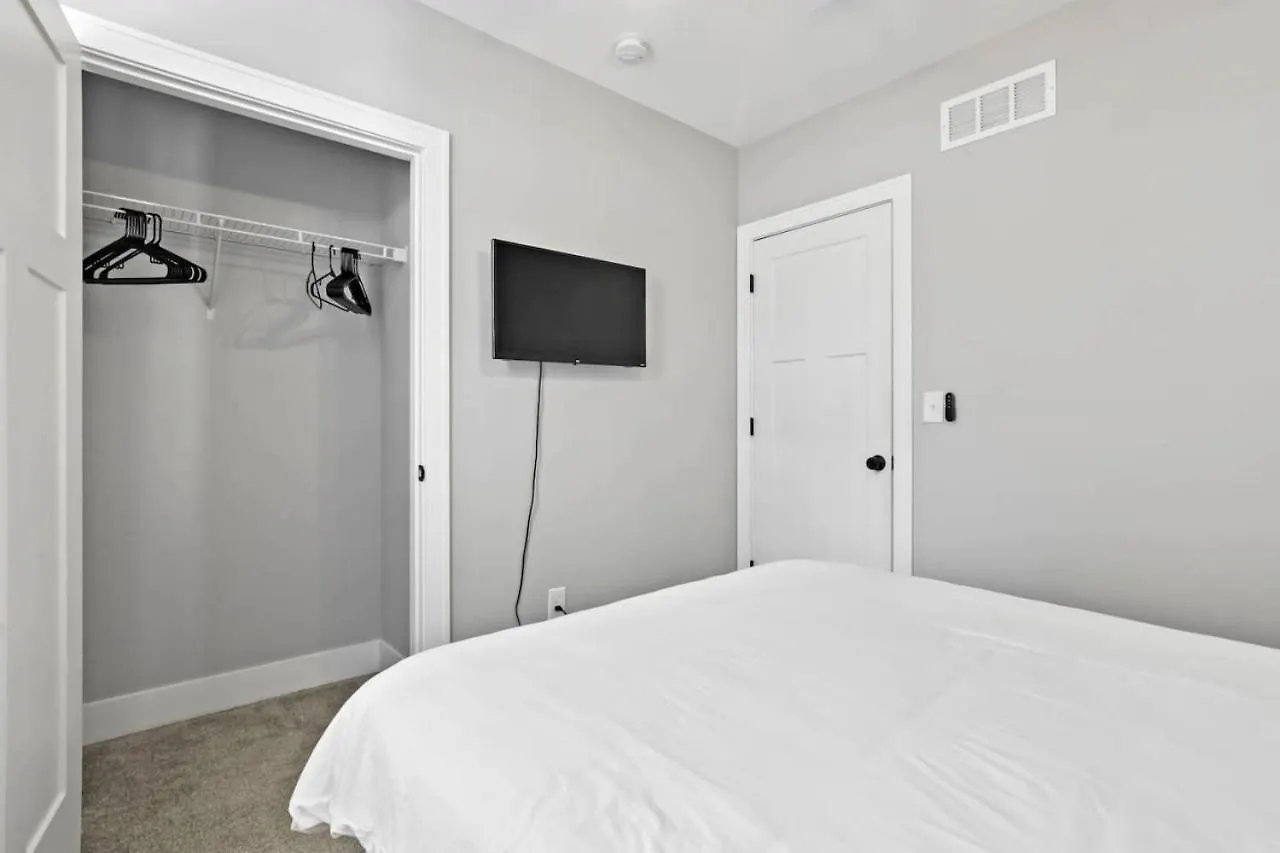 Massive Home Downtown With Hot Tub Columbus