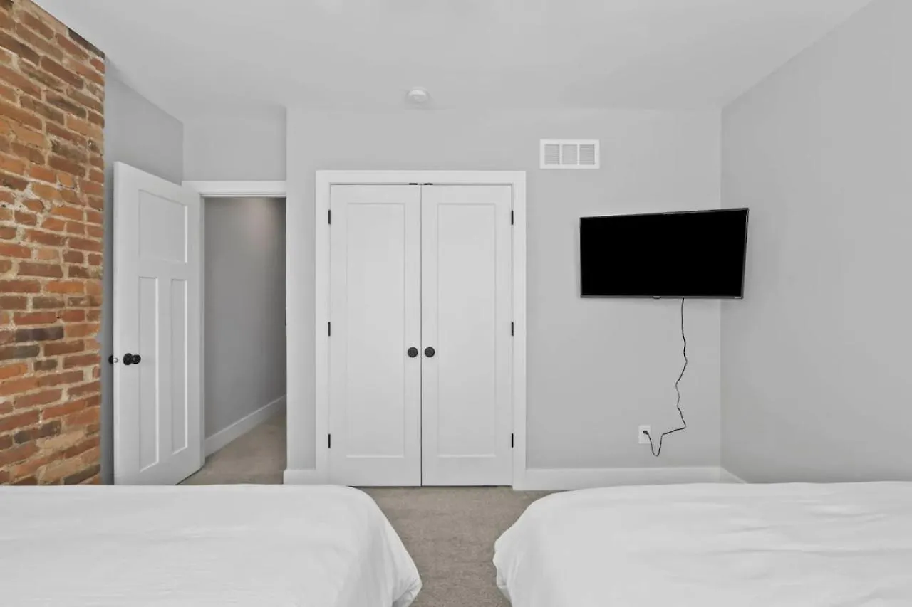 Massive Home Downtown With Hot Tub Columbus