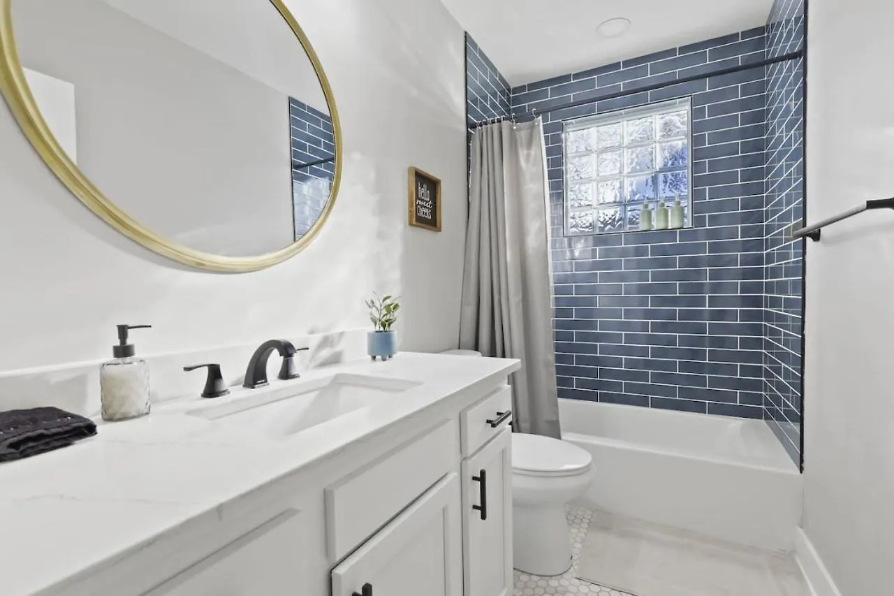 Massive Home Downtown With Hot Tub Columbus USA