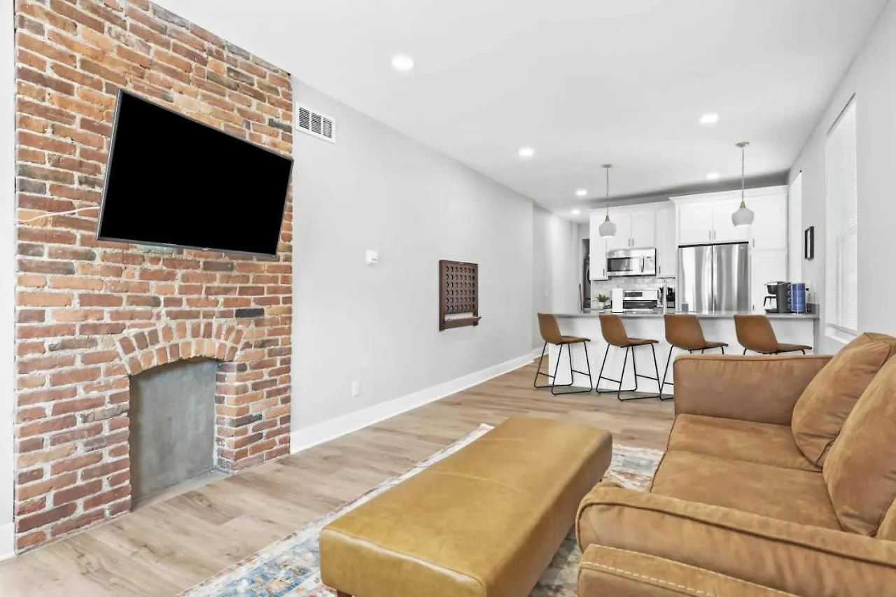 Massive Home Downtown With Hot Tub Columbus